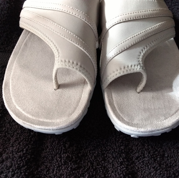 *Merrell Thong Sandals* - Picture 6 of 10